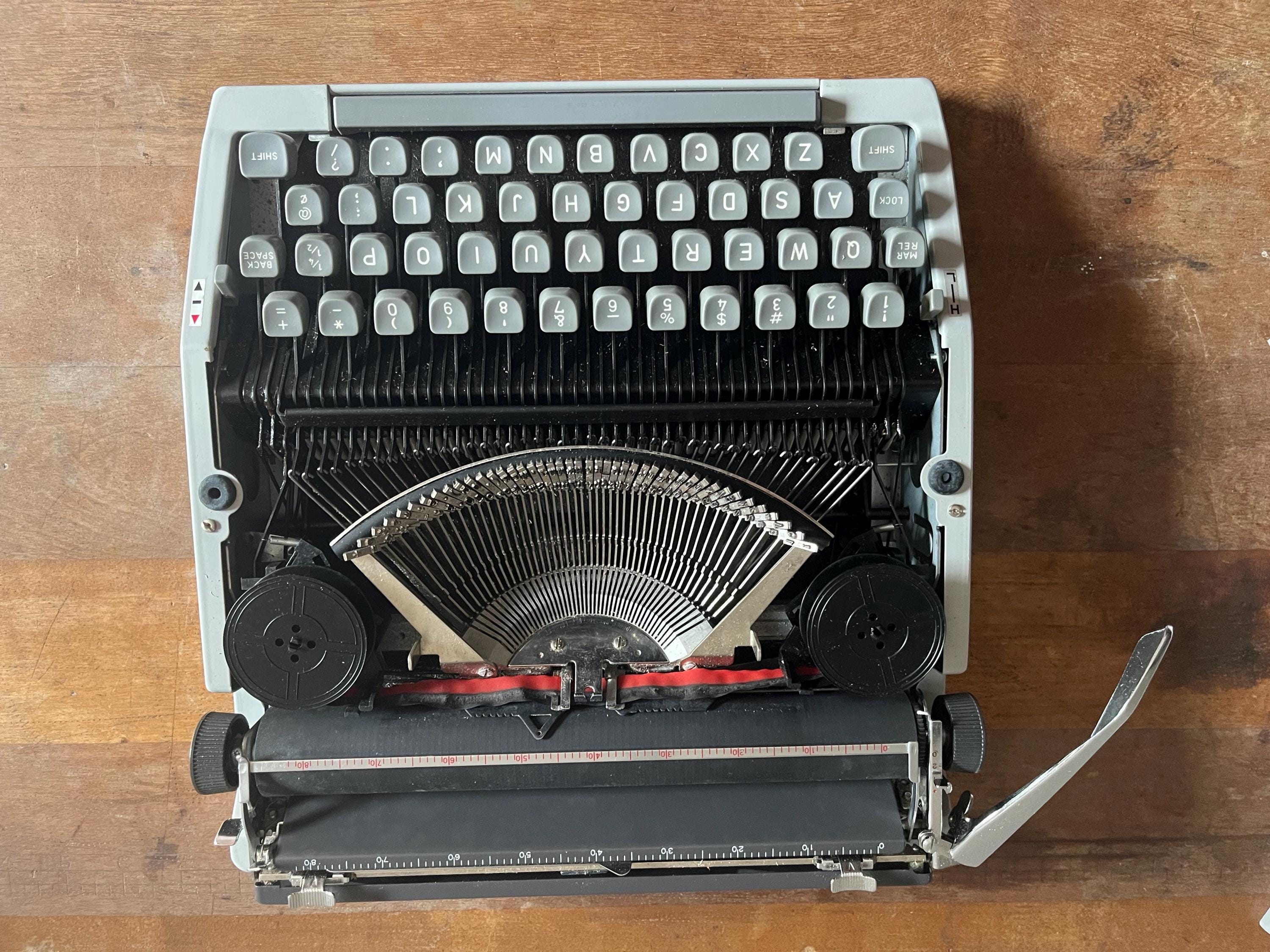 1970年代のヴィンテージ シルバーリード 720 ポータブル 手動式グレー