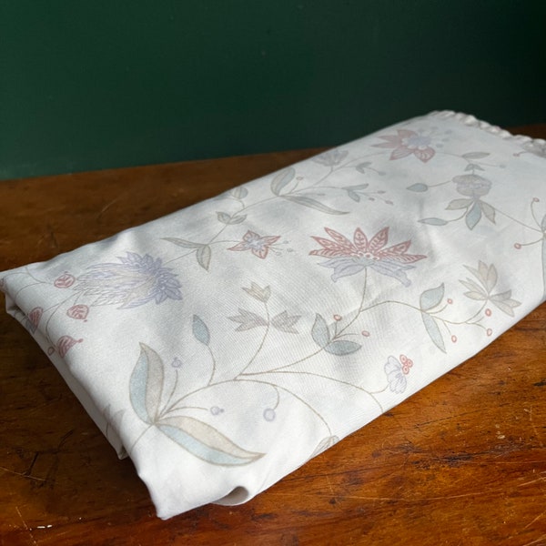 Lenzuolo con volant floreale bianco. Lenzuolo intero 81 x 96 Biancheria da letto vintage ottima come tessuto.