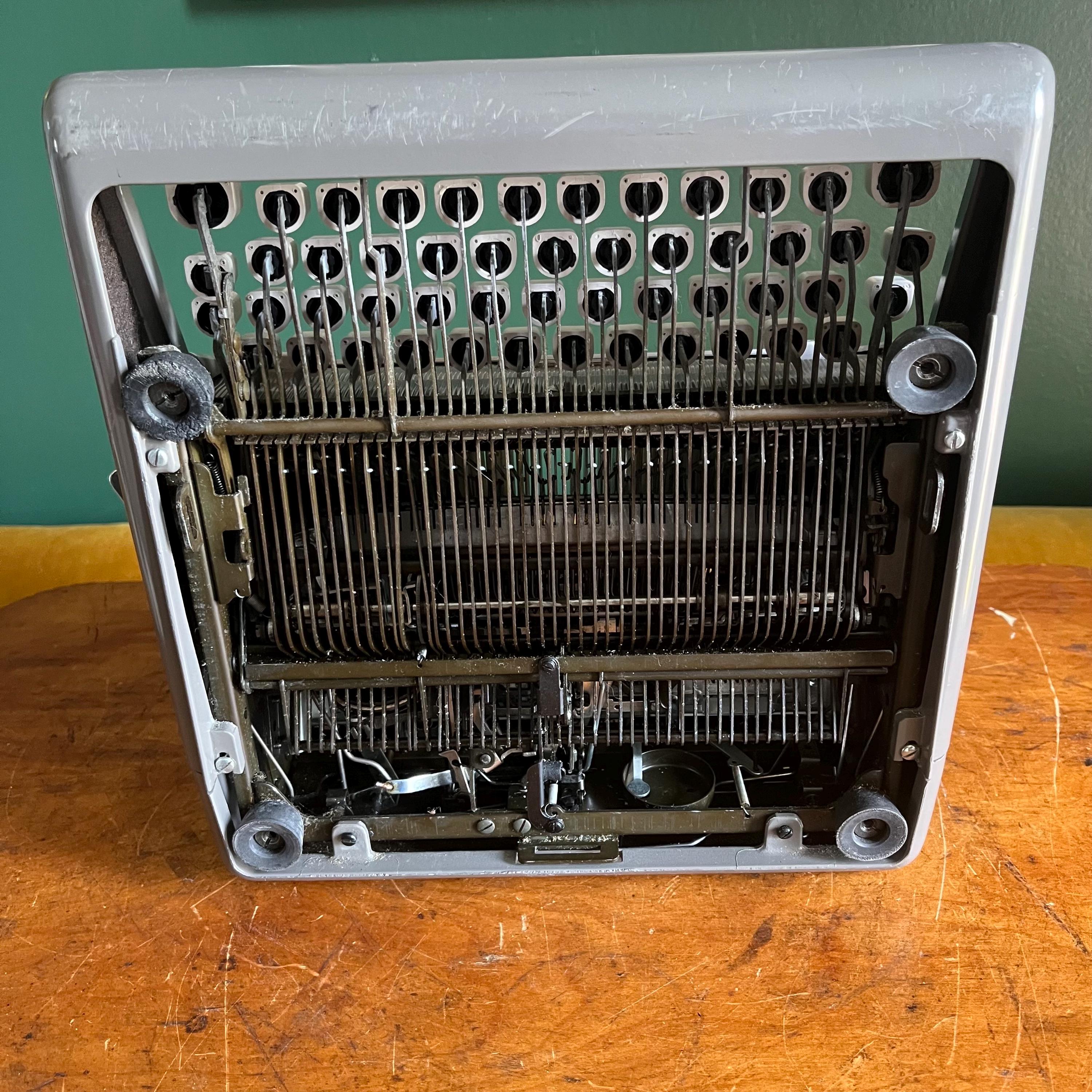 1960年代のヴィンテージ Royal Futura 800 ポータブル手動タイプ