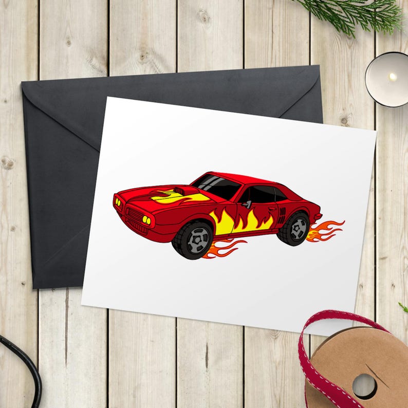 Pu&ograve; includere: Un'auto sportiva rossa con fiamme gialle dipinte sul lato, che guida su uno sfondo bianco.