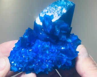 カルカンサイト結晶 - ラボで育成された青い硫酸銅 - ポーランド