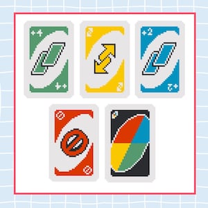 Puede incluir: Un conjunto de cartas de Uno pixeladas, que incluyen una carta verde +4, una carta amarilla de inversión, una carta azul +2, una carta roja de bloqueo y una carta comodín multicolor. Las cartas están sobre un fondo blanco con un borde rojo.