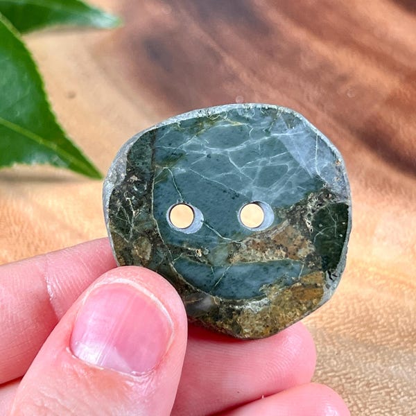 Teal Blau Bild Jaspis Stein Button | Größe 32 mm auf 34 mm | 3 mm Löcher | Naturstein-Knöpfe für Häkeln Stricken Nähen Schuhe Art