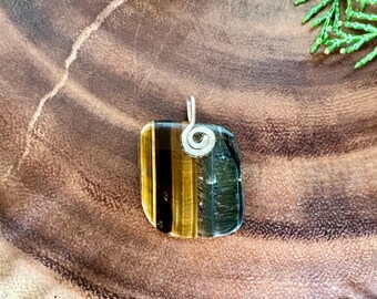 Colgante de piedra semipreciosa de jaspe azul amarillo con forma libre de ágata ojo de halcón, joyería con amuleto / Águila halcón ojo de tigre rara