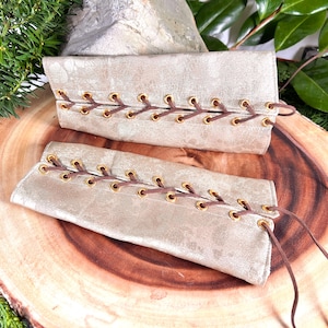 フェイクレザーカフス（小）ゴールドベージュ合皮ブレスレット、真鍮グロメット、ブラウンレース（ペア）エルフの鎧、コスチューム、コスプレ、ダンジョンズ＆ドラゴンズ、妖精、フェイ