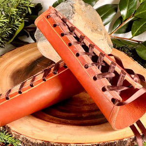 ハードレザーブレスレット スモール サドルレザー 栗色 カフス ガントレット ヴァンガード レース 真鍮 グロメット (ペア) アーマー ダンジョンズ&ドラゴンズ ラーピング バイキング