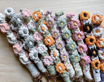 Handmade Macrame Keychain, Macrame Keychain Wristlet, Macrame Phone Strap, Cute Key Holder, Daisy Keychain, Gift for friends