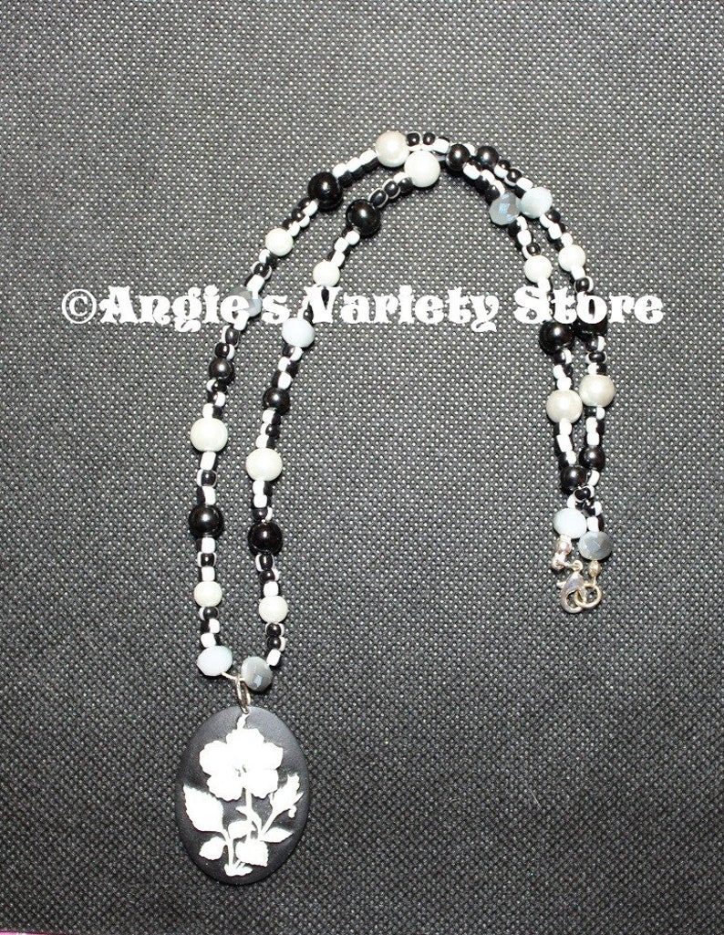 Black /& White Flower Pendant Bead Necklace