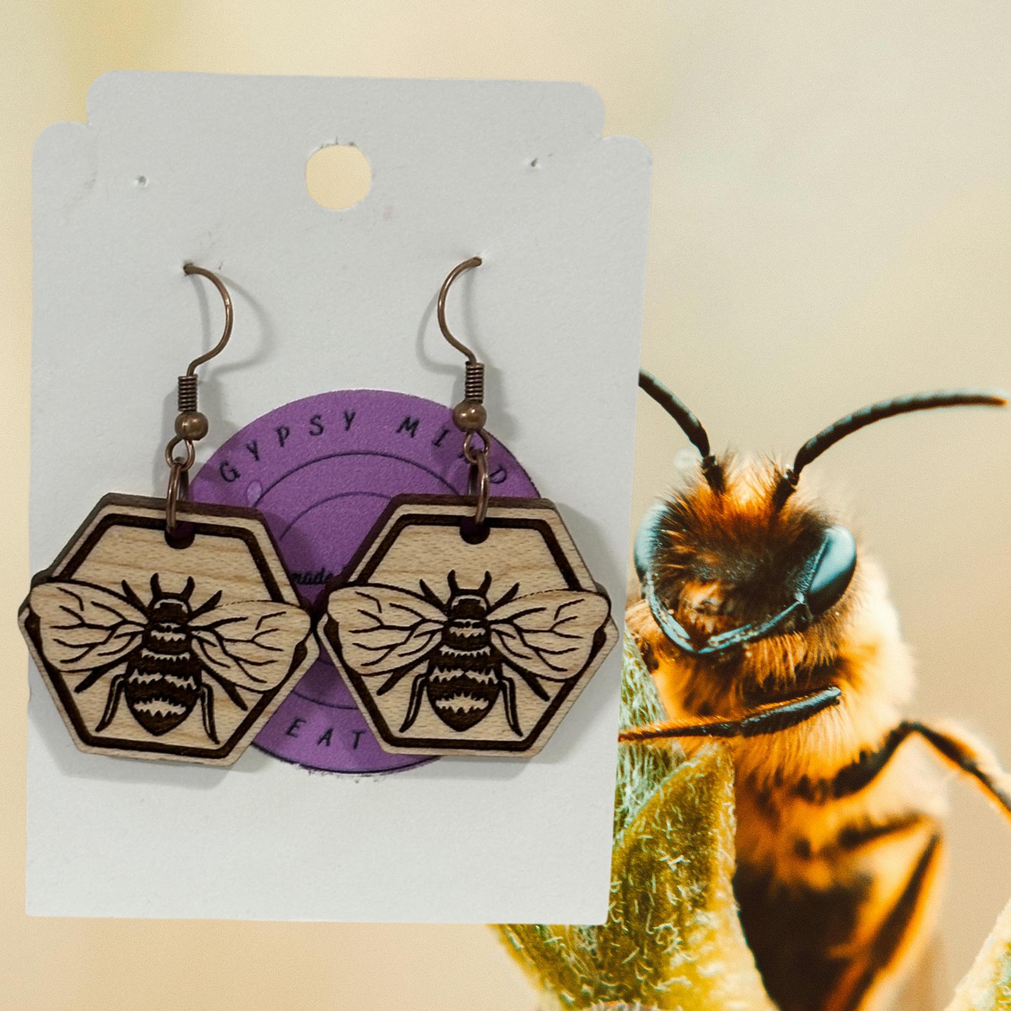 Boucles d'oreilles pendantes en bois faites à la main - Design en nid d'abeille unique et élégant