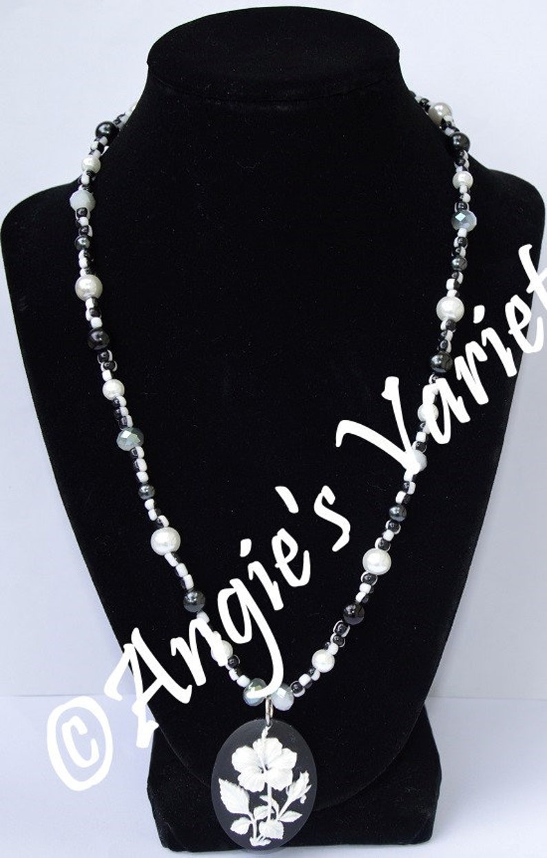 Black /& White Flower Pendant Bead Necklace