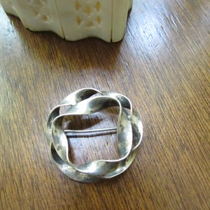 Double Silver Ribbon Pin - Wavy Ribbon Wreath Brooch - Vintage Silver Jewelry