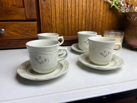 アメリカ製 PFALTZGRAFF 花柄 食器セット Pfaltzgraff Heirloom Cup & Saucer Set - Set of 4 - White and Gray