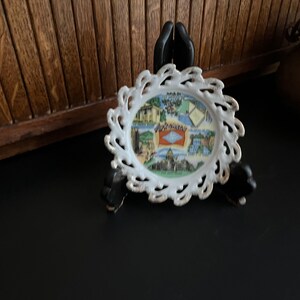 Small Arkansas Souvenir Plate with Openwork “Razorback” Border – Razorbacks Home – The Wonder State – Vintage Collectible 5” Souvenir Plate