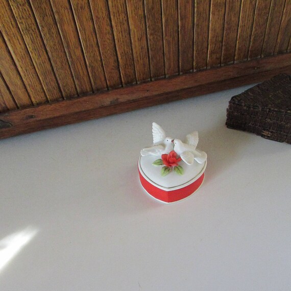 Lefton Heart Trinket Box – Red & White Heart Shap… - image 2