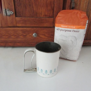 Vintage Androck Flour Sifter – Folk Art Blue Wheat Flowers – Mechanical Sifter – Vintage Kitchenalia