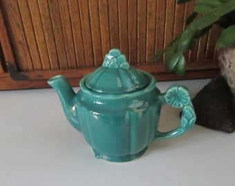 Green Ceramic Tea Pot with Rosette Finial Knob Cover – USA Marked – Vintage Pottery Tea Pot