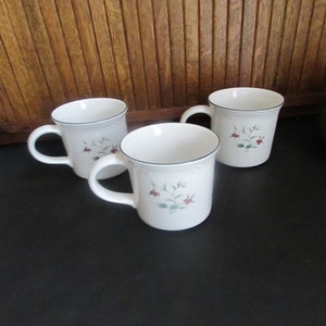 Pfaltzgraff Winterberry Mug – 10 Ounce Coffee Mug – Holly with Red & White Berries - Set of 3 – Vintage Pfaltzgraff Christmas Dinnerware