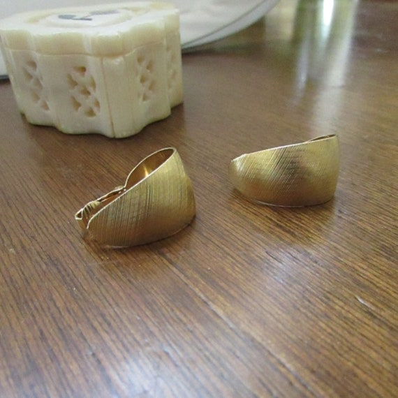Golden Oval Hoop Earrings – Clip On Earrings – Bru