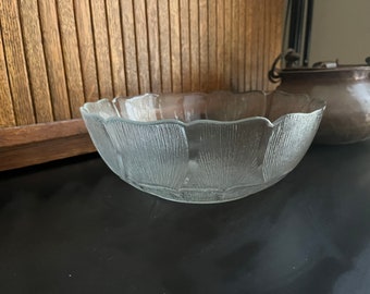 Arcoroc Fleur 9” Serving Bowl - Flower Serving Bowl– Large Floral Glass Bowl – Vintage Clear Pressed Patterned Glass Floral Dinnerware