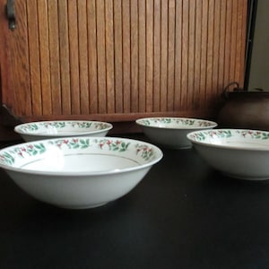 Christmas Charm Cereal/ Soup Bowls by Gibson –Set of 4 Bowls –Green Holly & Red Berries with Gold Trim Discontinued Vintage Christmas China