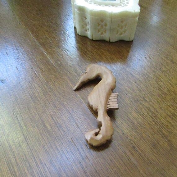 Carved Wood Seahorse Pin – Maple Color Wood Sea Horse – Vintage Carved Jewelry
