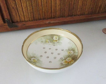 Nippon Yellow & White Daisies Berry Bowl - Footed Bowl with Drainage Holes - Vintage Noritake Morimura