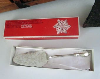 Christmas Silverplate Cake Server – Christmas Greetings – Christmas Bells & Greenery – Silver Plate Serving Piece by International Silver