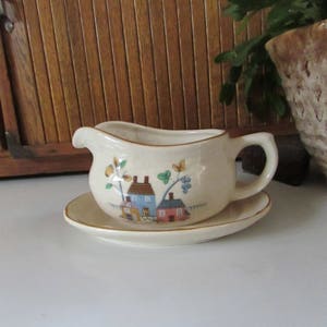 Heartland Gravy Boat with Underplate – Tan Stoneware with Farm Scene – International China Co. – Vintage Discontinued Heartland Dinnerware