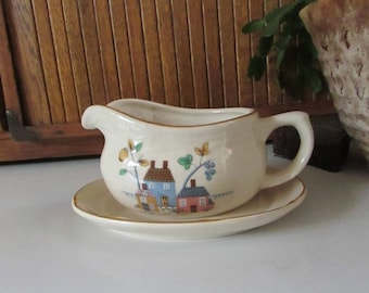 Heartland Gravy Boat with Underplate – Tan Stoneware with Farm Scene – International China Co. – Vintage Discontinued Heartland Dinnerware