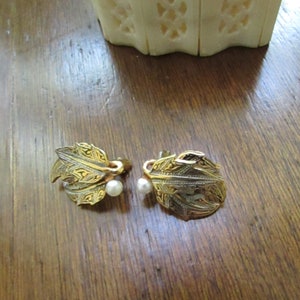 Leaf & Pearl Earrings – Tri Color Leaf Cluster Clip On Earrings for Non Pierced Ears – Made in Spain – Vintage Costume Jewelry