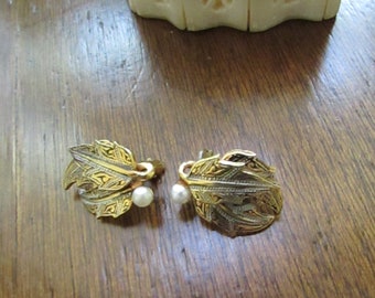 Leaf & Pearl Earrings – Tri Color Leaf Cluster Clip On Earrings for Non Pierced Ears – Made in Spain – Vintage Costume Jewelry