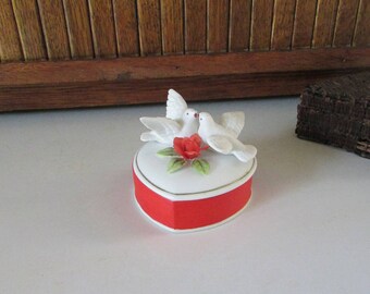 Lefton Heart Trinket Box – Red & White Heart Shaped Porcelain Box with White Doves and Red Rose – Vintage Lefton Heart Jewelry Box