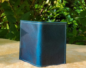 Two toned leather bifold wallet.