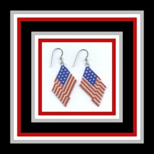 Könnte beinhalten: Ein Paar silberne Ohrringe mit einem rautenförmigen amerikanischen Flaggen-Design. Die Flaggen sind rot, weiß und blau.