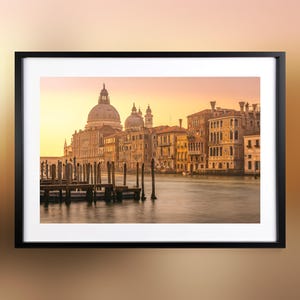Amanecer dorado sobre el Gran Canal de Venecia - Impresión de póster en papel
