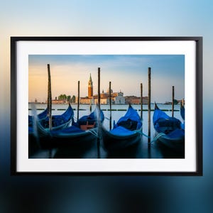 Amanecer sobre las góndolas del Gran Canal de Venecia - Póster impreso en papel