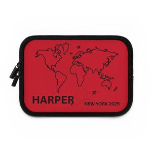 Personalisierte Weltkarte Laptoptasche, Reisegeschenk, individuelle Tech Tasche, moderne rote Hülle, einzigartiges Studentenzubehör
