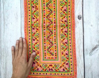 Vintage Hmong Stoff Hill Tribe, Hand bestickt Tribal Textil, Tribal Wandbehang