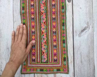 Vintage Hmong Stoff Hill Tribe, Hand bestickt Tribal Textil, Tribal Wandbehang