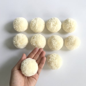 クリーム色の糸で編んだポンポン：2インチのボヘミアン風デコレーション、10個セット