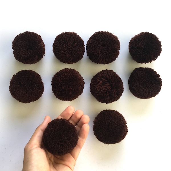 Pompón de hilo marrón oscuro: Artículos de decoración bohemia de 5 cm