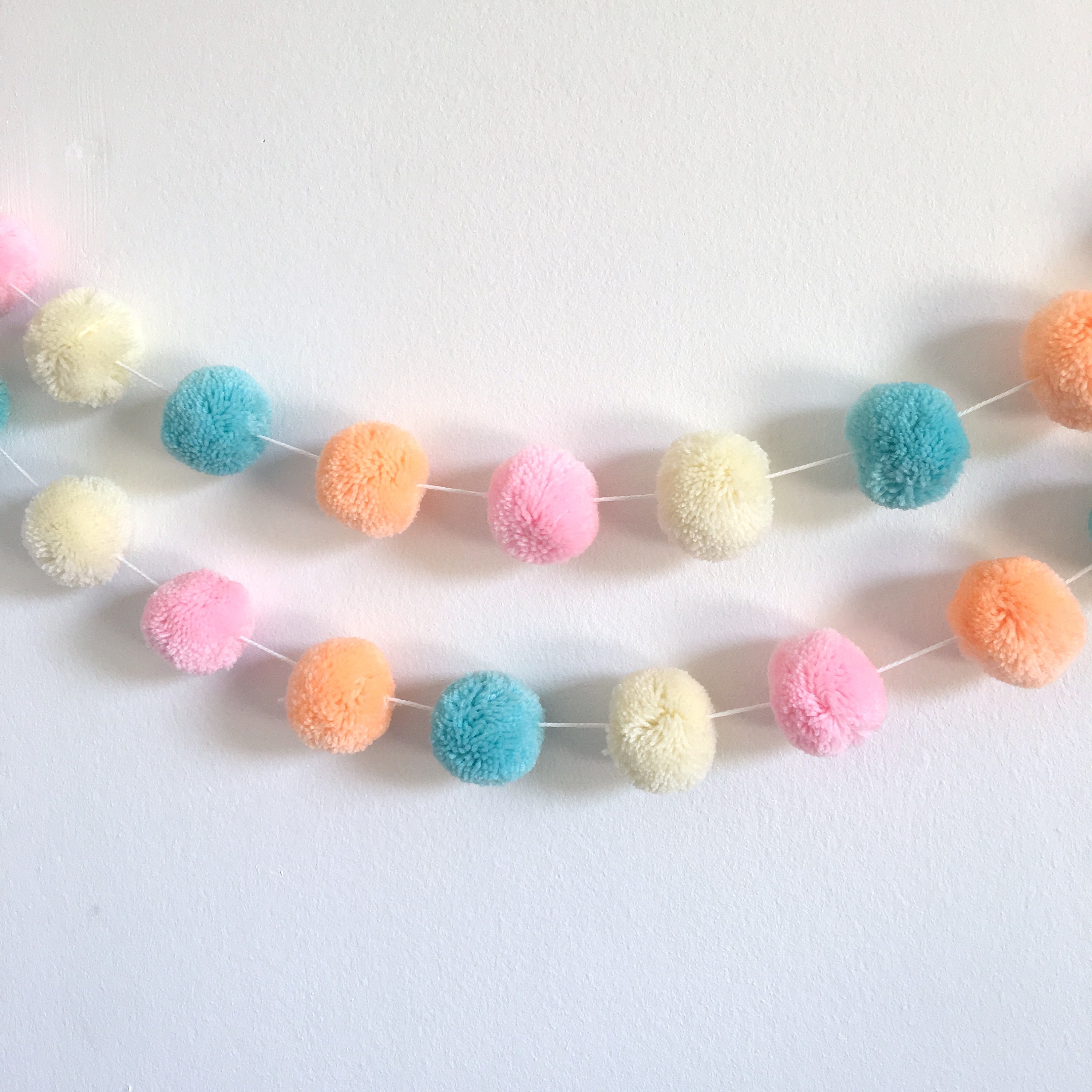 Pink pom pom garland - Basic Colours Line