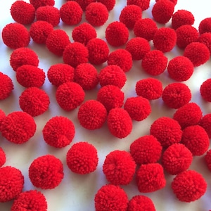 Puede incluir: Un gran grupo de pompones rojos dispuestos en diagonal sobre un fondo blanco.