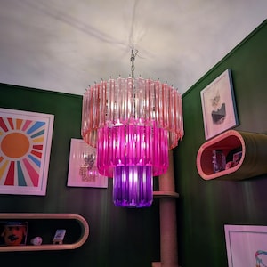 Handbemalter Lucite Prisma Kronleuchter - Ombre Pink & Lila - Bold Retro Boho Statement Leuchte - Acrylkristalle - Unikat