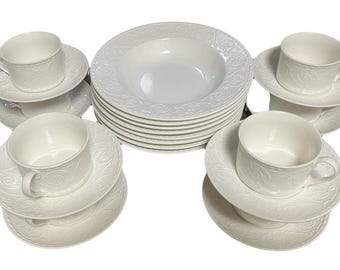 Plaza Lane Mikasa Juego de 8 piezas de tazones para sopa, tazas planas, platillos, borde con relieve de volutas, estilo vintage Y2K