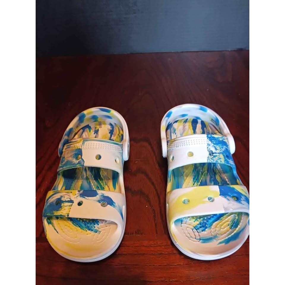 Zuecos Crocs Classic Marbled, talla 7C, azul y amarillo