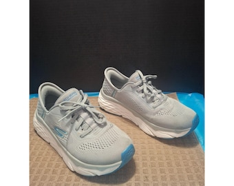 Skechers Slip-Ins Max Cushioning - Zapatillas para caminar para mujer, talla 7.5, parte superior de malla gris y blanca, diseño cómodo y ligero