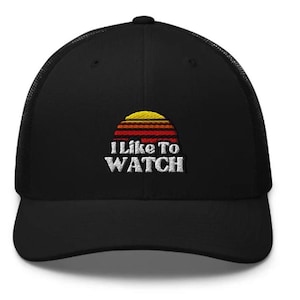 Puede incluir: Gorra de camionero negra con un gráfico de puesta de sol bordado en blanco y el texto "I Like To Watch".