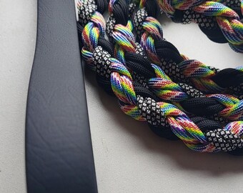 Correa para perros de paracord de 1,60 m: teñido anudado, diamantes negros y plateados con asa de biotano negro.