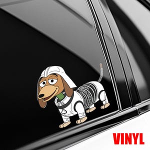 Puede incluir: Una taza de cer&aacute;mica blanca con un asa negra y el texto "But First, Coffee" en un estilo manuscrito. La taza est&aacute; sobre una superficie blanca. La taza mide aproximadamente 10 cm de alto.